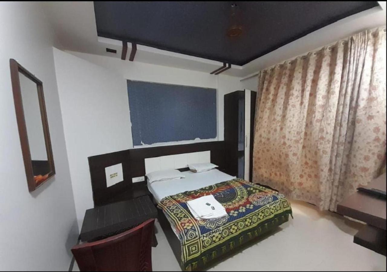 Hotel Sai Ganesh Lodging & Boarding By Wb Inn Titwala Exterior foto